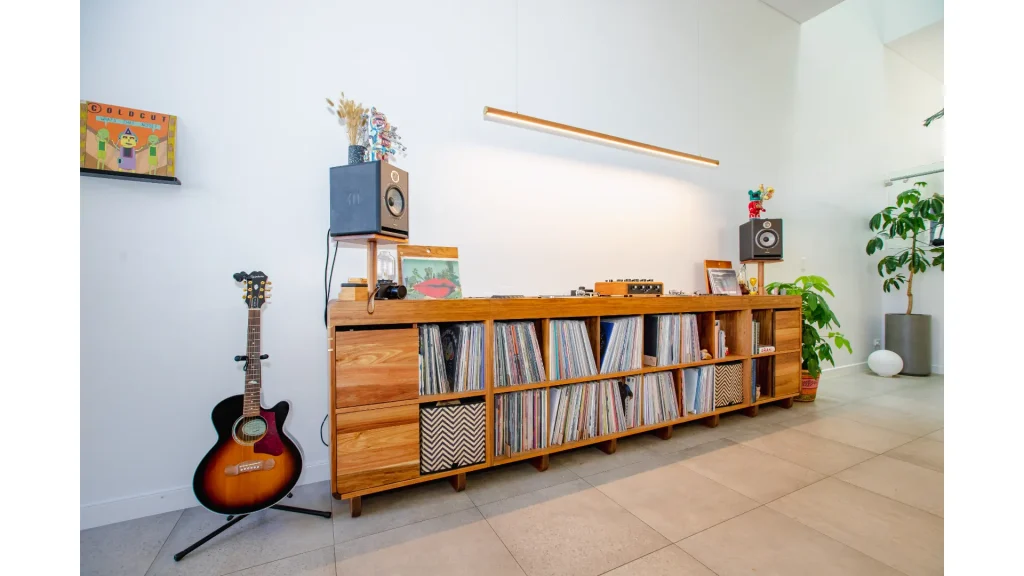 Kithe-Blackwood-timber-DeVinyl-dj-custom-console-sideboard-cabinet-record-storage-5