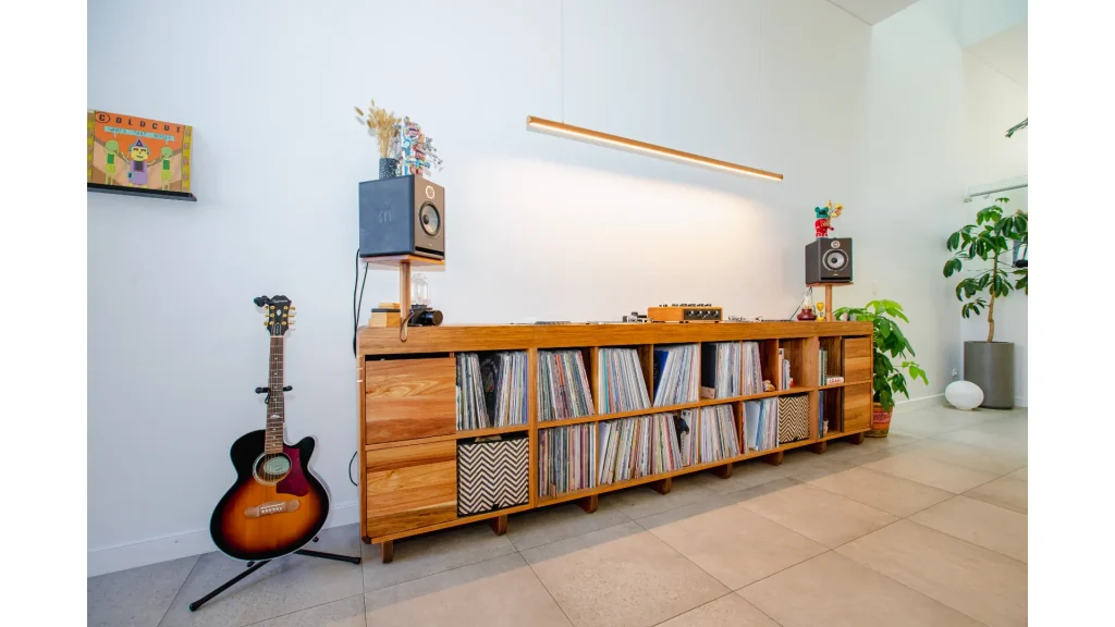 Kithe-Blackwood-timber-DeVinyl-dj-custom-console-sideboard-cabinet-record-storage-6